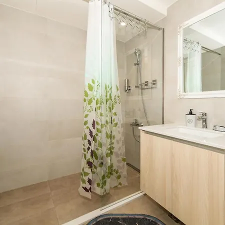 Modern Luxury In Waterfront With Views